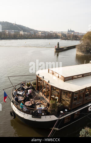 Touristen in einem Restaurant Boot auf der Moldau, Prag, Tschechische Republik Stockfoto