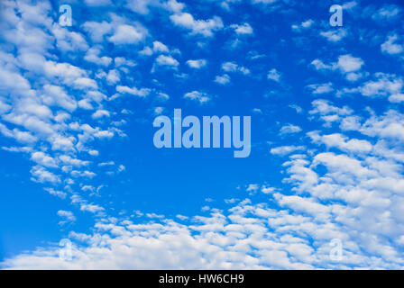 Blauer Himmel mit Cloud Hintergrund / Textur Stockfoto