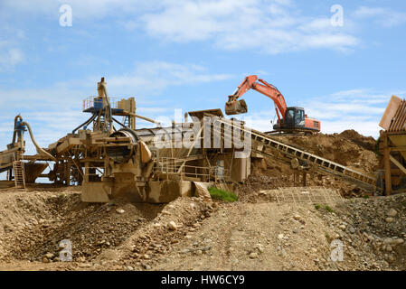 ROSS, NEW ZEALAND, 10. März 2017: Ein Goldgräber feeds Paydirt aus einem Tagebau mir in den Bildschirm, der das Gold trennen. Stockfoto