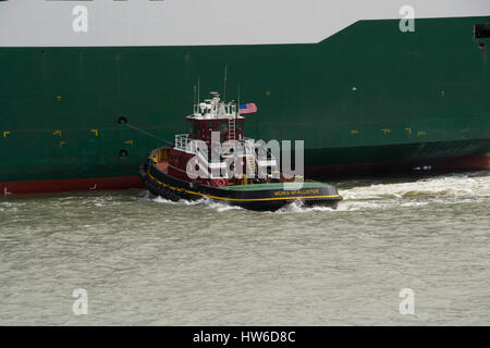 Schlepper, "Moira McAllister schiebt ein Schiff beim Andocken im Hafen von Charleston, SC Stockfoto