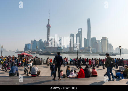 Uferpromenade Bund, hinter dem Oriental Pearl Tower und Tower Shanghai, Shanghai, China Stockfoto
