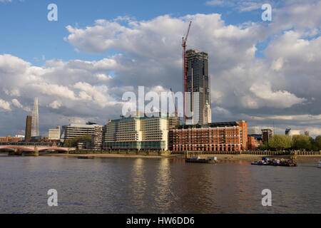 South Bank Tower und der OXO Tower in London, England Stockfoto