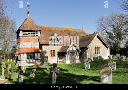 Englisch Dorfkirche mit pantiled Turm angesehen vom Friedhof Stockfoto