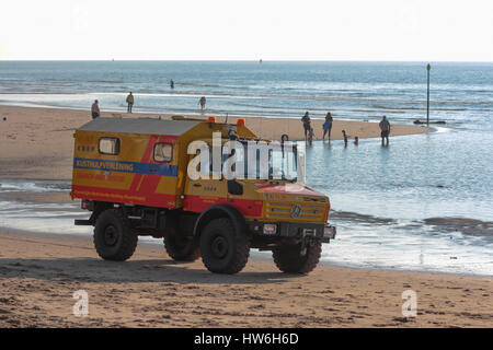 Strand von Kijkduin, Niederlande - 4. Juli 2016: lebensrettende Fahrzeug am Strand surfen Stockfoto