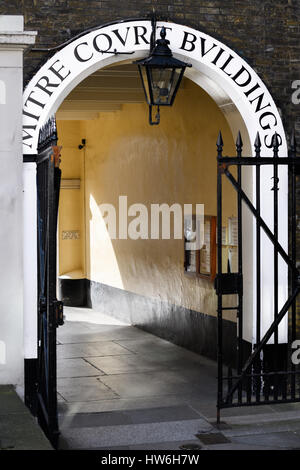 Eingang zum Gerichtsgebäude Mitre, neben der Kirche, London. Stockfoto