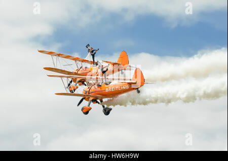 Breitling Wingwalkers Kunstflug und gymnastische Ausbildung anzeigen Team durchführen auf der Farnborough Airshow, UK Stockfoto