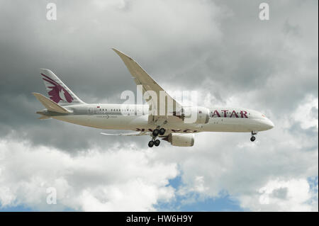 Boeing 787 Dreamliner in Qatar Airways Livree auf der Zielseite Ansatz zur Farnborough Airshow, UK Stockfoto