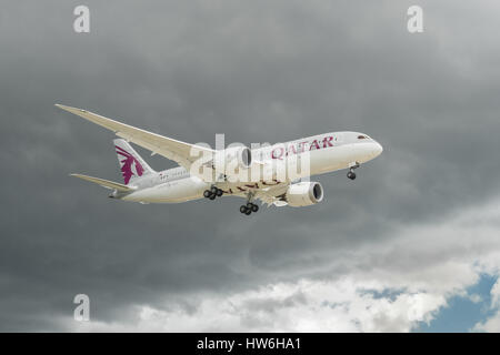 Boeing 787 Dreamliner in Qatar Airways Livree während ein Display auf der Farnborough Airshow, UK Stockfoto