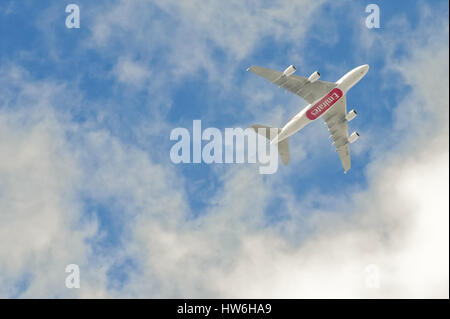 Emirates AIrbus A380 fliegen auf ca. 1000 m kurz nach dem Start von Gatwick Airport, UK Stockfoto