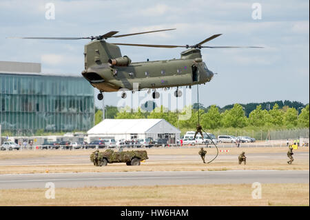 RAF Chinook-Hubschrauber geben eine Fahrzeug und Truppe Bereitstellung Demonstration auf der Farnborough Airshow, UK Stockfoto