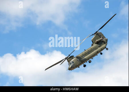 Militärhubschrauber in einem steilen Flugmanöver Stockfoto