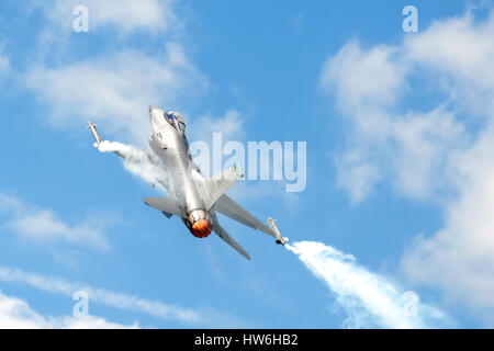 USAF f-16 in einem steilen Aufstieg mit Aufwärmen während der Farnborough Airshow, UK Stockfoto