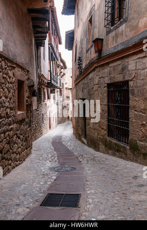 Calle Santiago, eine schmale Straße schlängelt sich durch die mittelalterliche Albarracin, Spanien. Stockfoto