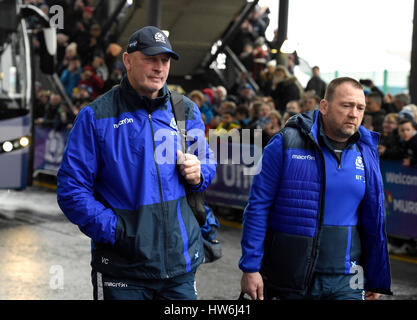 Schottland-Coach Vern Cotter (links) und Co-Trainer Jonathan Humphreys ankommen, bevor die RBS Six Nations bei BT Murrayfield, Edinburgh übereinstimmen. PRESSEVERBAND Foto. Bild Datum: Samstag, 18. März 2017. PA-Geschichte RUGBYU Schottland zu sehen. Bildnachweis sollte lauten: Ian Rutherford/PA Wire. Einschränkungen: Editorial Gebrauch, nicht für kommerzielle Zwecke ohne vorherige Genehmigung Stockfoto