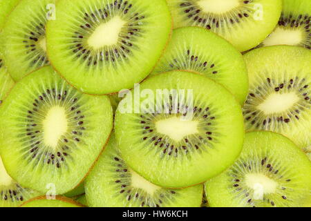 Scheiben von frischen grünen Kiwis als eine Hintergrundtextur Essen Stockfoto