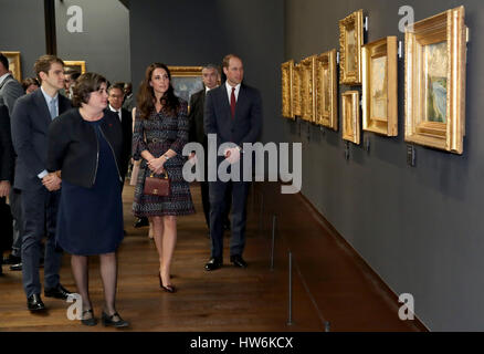 Museum Präsident Laurence Des Autos (zweiter von links) gibt der Herzog und die Herzogin von Cambridge einen Überblick über das Musee d ' Orsay in Paris, bei ihrem offiziellen Besuch in der französischen Hauptstadt. Stockfoto