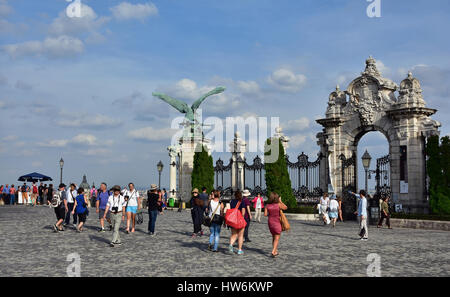 Touristen am Eingang der Burg von Buda (Königlicher Palast) mit Turul-Denkmal Stockfoto