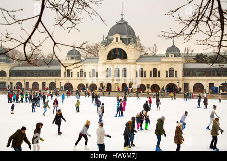 Die Leute, die Spaß auf der Eisbahn. Budapest Ungarn, Südosteuropa Stockfoto