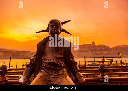 Harlekin Statue in der Nähe der Donau bei Sonnenuntergang. Budapest Ungarn, Südosteuropa Stockfoto