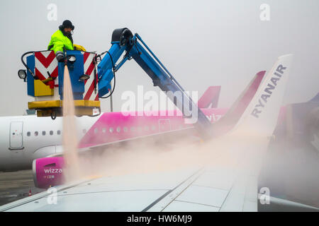 Clearing-Eis und Enteisung von Flugzeugen. Flughafen Budapest. Ungarn, Südost-Europa Stockfoto