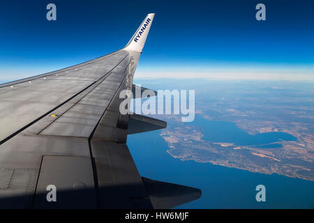 Blick auf flugzeugflügel durch das Fenster Stockfoto