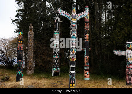 Totempfähle der Stanley Park, Vancouver, Kanada. Mehrere Skulpturen in verschiedenen Stilen und Farben. Stockfoto