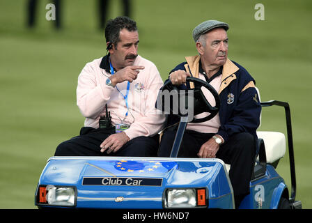 BOB & SAM TORRANCE RYDER CUP 02 Glockenturm BELFRY SUTTON COLDFIELD BIRMINGHAM ENGLAND 24. September 2002 Stockfoto