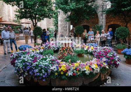 Barcelona, Spanien - 29. Mai 2016: Fest von Corpus Christi. Menschen betrachten das Ei auf Dancingin die Brunnen dekoriert mit bunten Blumen im gotischen Stockfoto