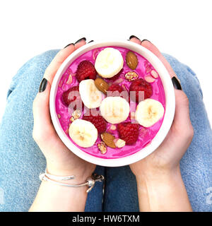 Gesundes Frühstück Schüssel mit Bananen und frischen Beeren mit Kirsch-Joghurt Stockfoto