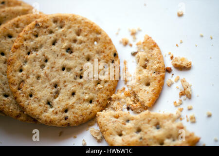 Vollkorn-Cracker auf weißem Hintergrund Stockfoto