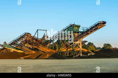 Große Maschine benutzt, um Stein in Kies zu zerquetschen. Stockfoto