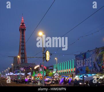 Blackpool Tower und den Illuminationen entlang der goldenen Meile Stockfoto