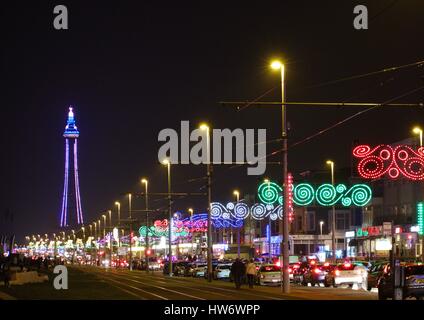 Blackpool Tower und den Illuminationen entlang der goldenen Meile Stockfoto