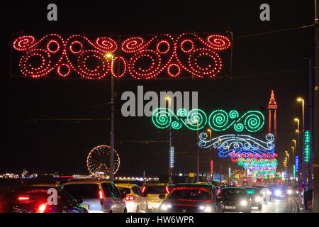 Blackpool Tower und den Illuminationen entlang der goldenen Meile Stockfoto