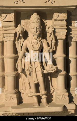 Skulptur an Außenwand, BAPS Swaminarayan Mandir Katraj, Pune Stockfoto