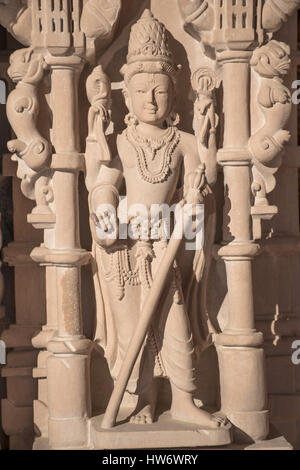 Skulptur an Außenwand, BAPS Swaminarayan Mandir Katraj, Pune Stockfoto