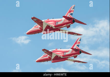 Low-Level-Durchflug durch die roten Pfeile aerobatic Team in eine Luftfahrt-Messe in Farnborough, Großbritannien anzeigen Stockfoto