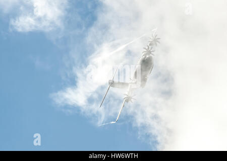 Kunstflug Flugzeug eine große Airbus A400M militärische Transporter nach dem Start von Farnborough, Hampshire, UK Stockfoto