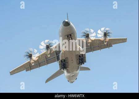 Airbus A400M militärische Transporter Flugzeug in einem steilen Aufstieg nach dem Start von Farnborough, Großbritannien Stockfoto