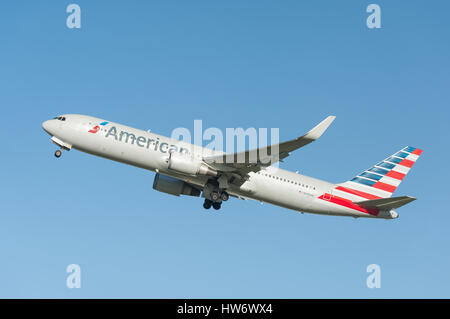 American Airlines Boeing 767-323 (N399AN) Abfahrt Flughafen Heathrow, Vereinigtes Königreich, gebunden für Chicago, USA Stockfoto