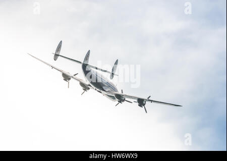 Vintage Lockheed Super Constellation Airliner reflektieren die späten Nachmittag Sonnenlicht in den Himmel über Farnborough, Großbritannien Stockfoto