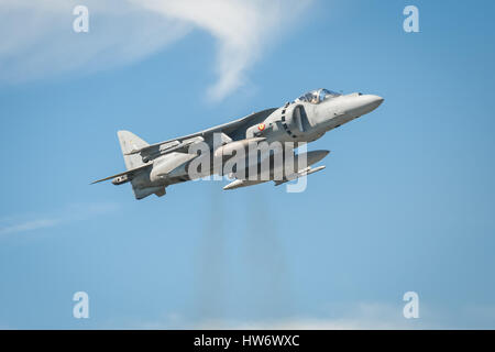 Eine spanische Marine Harrier Jump Jet einen vertikalen Schub schweben Manöver in der Nähe von Farnborough, Hampshire, UK Stockfoto