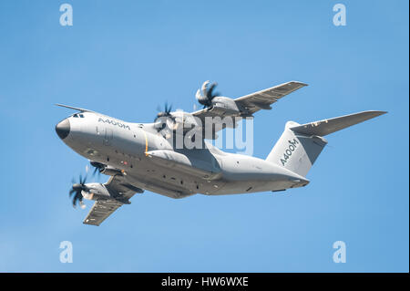 Nahaufnahme des Flugzeugs Airbus A400M Militär und Soforthilfe Transporter im Tiefflug über Farnborough, Großbritannien Stockfoto