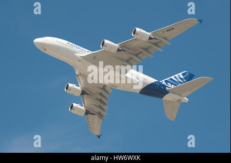 Nahaufnahme von einem Airbus A380 Super-Jumbo Jet Airliner am Himmel über Farnborough, Hampshire, UK Stockfoto