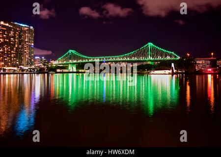 Blick auf Story Bridge bei Nacht aus über den Brisbane River. Foto mit einer langen Belichtungszeit aufgenommen. erfassen die Reflexion auf die Lichter der Stadt! Stockfoto