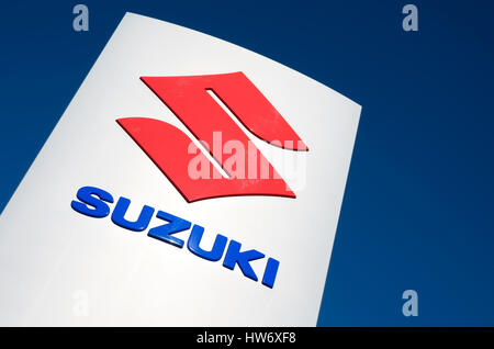 Suzuki Autohaus Zeichen gegen blauen Himmel Stockfoto