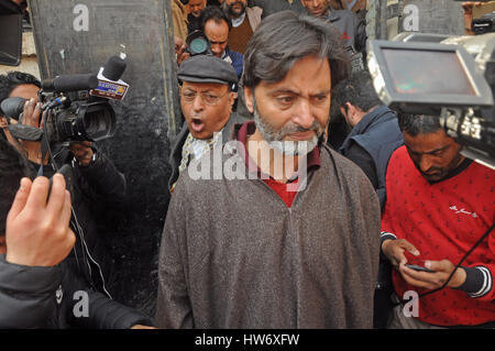 Srinagar, Kaschmir. 18. März 2017. Kaschmir pro Freiheit Führer und Jammu Kaschmir Liberation Front Führer Muhammad Yasin Malik durch Polizei im indischen Kaschmir gesteuert. Malik hat gereizt zu indischen Wahlen zu boykottieren, die in Kaschmir am 9. und 12. April nächsten Monat durchgeführt werden. Separatistische Staats-und Regierungschefs wollen Abtretung aus Indien sind zur Wahl Ausführung grübelt Boykott Kampagne, jedoch indische Polizei vereitelt ihre Entwürfe und verhaftet sie eins nach dem anderen. Bildnachweis: Umer Asif/Pacific Press/Alamy Live-Nachrichten Stockfoto