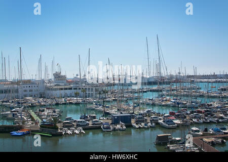 PALMA DE MALLORCA, Spanien - 17. März 2017: Palma De Mallorca-Marina mit weißen Yachten an einem sonnigen Tag am 17. März 2017 in Palma, Mallorca, Spanien. Stockfoto