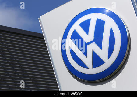 Volkswagen Autohaus Zeichen vor dem showroom Stockfoto