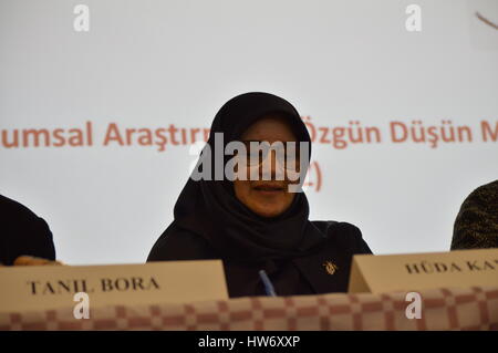 Ankara, Türkei. 18. März 2017. Huda Kaya, Stellvertreter der pro-kurdischen Partei Peoples' Democratic Party (HDP) besucht politischen fürchten und waghalsiger Symposium um einen Vortrag auf politischen Angst während der Notstand und Verfassungsreferendum in Ankara. Bildnachweis: Altan Gocher/Pacific Press/Alamy Live-Nachrichten Stockfoto